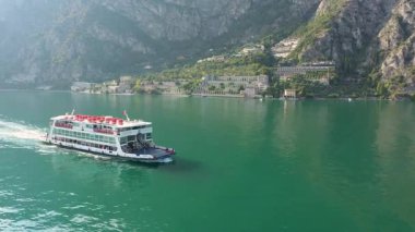 LIMON SUL GARDA, İTALYA - 10 Ağustos 2024: feribot Garda Gölü 'ndeki limana gidiyor..