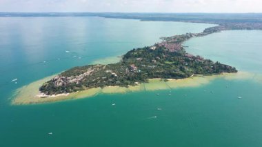 Catullus Sirmione Gölü 'nün Grotto' su Garda Hava Drone View. Grotte di Catullo arkeolojik alanı, Sirmione, İtalya hava manzarası. Garda Gölü.