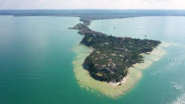 Catullus Sirmione Gölü 'nün Grotto' su Garda Hava Drone View. Grotte di Catullo arkeolojik alanı, Sirmione, İtalya hava manzarası. Garda Gölü.