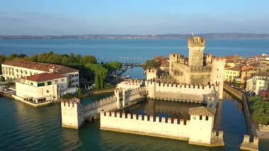 Kale Sirmione lake Garda, İtalya