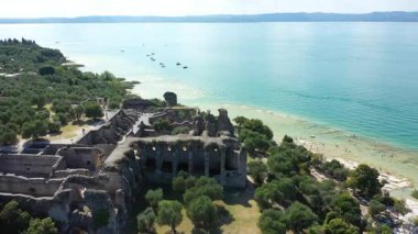 Catullus Sirmione Gölü 'nün Grotto' su Garda Hava Drone View. Grotte di Catullo arkeolojik alanı, Sirmione, İtalya hava manzarası. Garda Gölü.