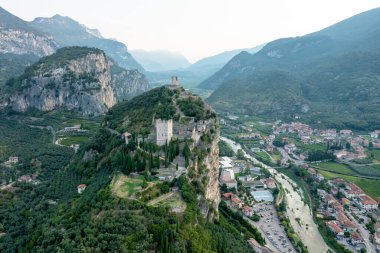 Arco Kalesi, Arco ve Trentino 'daki Sarca Vadisi' nin yukarısındaki önemli bir çıkıntıda bulunan kaleyi harap etti. Hava görünümü