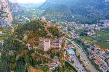 Arco Kalesi, Arco ve Trentino 'daki Sarca Vadisi' nin yukarısındaki önemli bir çıkıntıda bulunan kaleyi harap etti. Hava görünümü