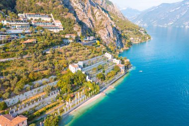 İtalya 'nın tarihi şehri Limone Sul Garda İtalya' nın Garda Gölü kıyısında. Hava görünümü