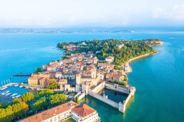 Scaligero Kalesi 'nin panoramik manzarası. Scaligero Kalesi, İtalya 'nın Garda Gölü' ndeki Sirmione kasabasının tarihi merkezinde bir kaledir.