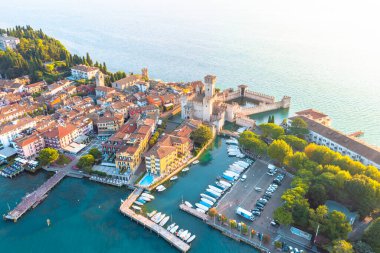Scaligero Kalesi 'nin panoramik manzarası. Scaligero Kalesi, İtalya 'nın Garda Gölü' ndeki Sirmione kasabasının tarihi merkezinde bir kaledir.