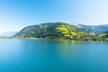 Zeller Gölü 'nden Zell am' e bak. Zell am 'ın güzel manzarası Avusturya' daki Tirol Alplerinde.