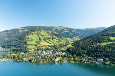 Zeller Gölü 'nden Zell am' e bak. Zell am 'ın güzel manzarası Avusturya' daki Tirol Alplerinde.