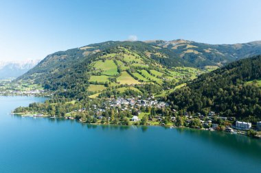 Zeller Gölü 'nden Zell am' e bak. Zell am 'ın güzel manzarası Avusturya' daki Tirol Alplerinde.