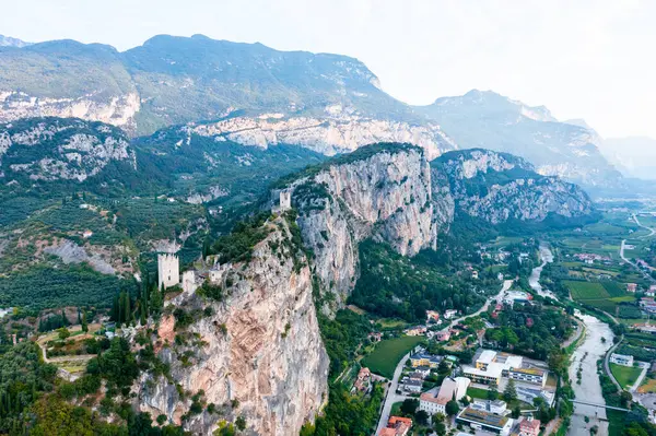 Arco Kalesi, Arco ve Trentino 'daki Sarca Vadisi' nin yukarısındaki önemli bir çıkıntıda bulunan kaleyi harap etti. Hava görünümü