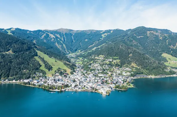 Zeller Gölü 'nden Zell am' e bak. Zell am 'ın güzel manzarası Avusturya' daki Tirol Alplerinde.