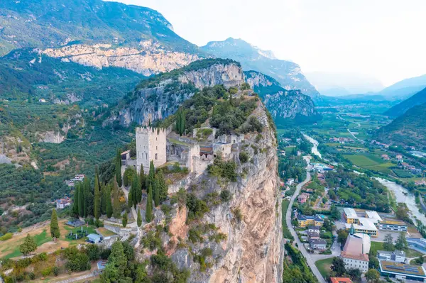 Arco Kalesi, Arco ve Trentino 'daki Sarca Vadisi' nin yukarısındaki önemli bir çıkıntıda bulunan kaleyi harap etti. Hava görünümü