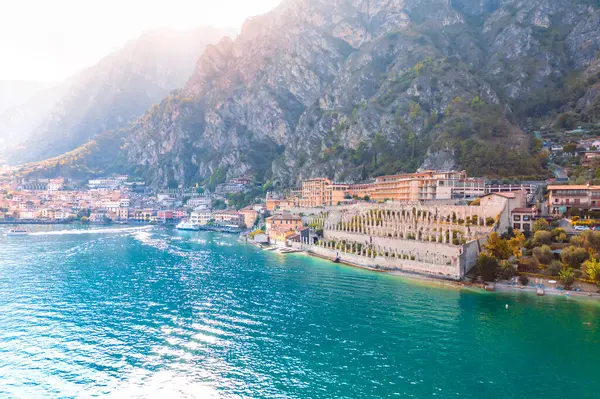 İtalya 'nın tarihi şehri Limone Sul Garda İtalya' nın Garda Gölü kıyısında. Hava görünümü