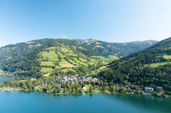 Zeller Gölü 'nden Zell am' e bak. Zell am 'ın güzel manzarası Avusturya' daki Tirol Alplerinde.