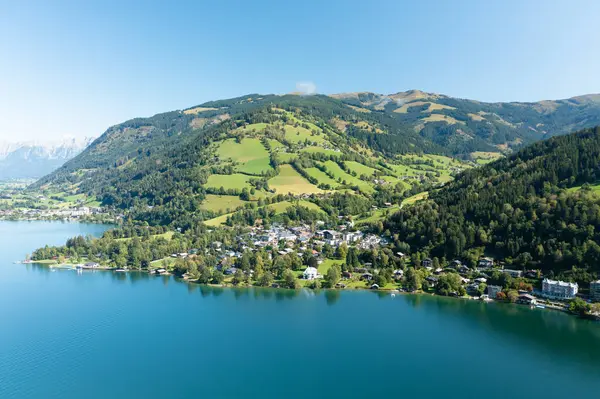 Zeller Gölü 'nden Zell am' e bak. Zell am 'ın güzel manzarası Avusturya' daki Tirol Alplerinde.