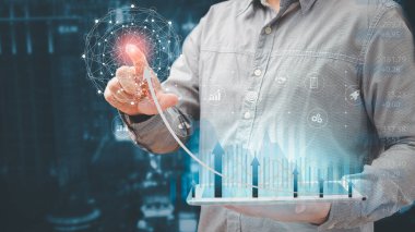 İş adamları büyüme grafikleri ve iş dünyasının ilerlemesini çiziyor ve finans ve yatırımı analiz ediyor. Teknolojiyi başarı hedefleri ve büyümeye yönelik planlar yapmak için kullanın. Çevrimiçi ticaret, e-ticaret, çevrimiçi pazarlama.