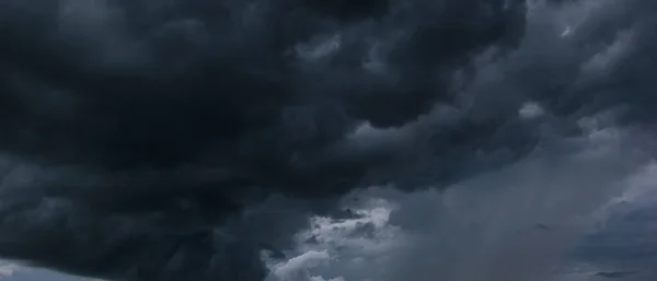 Céu Escuro Tinha Nuvens Reunidas Esquerda Uma Forte Tempestade Antes — Fotografia de Stock