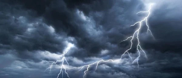 Den Mörka Himlen Hade Moln Till Vänster Och Stark Storm — Stockfoto