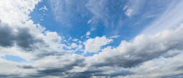 Голубое Небо Фон Белыми Облаками Кучевой Плавающий Мягкий Фокус Скопировать — стоковое фото