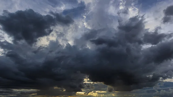 Temné Obloze Sbíhaly Mraky Nalevo Před Deštěm Zuřila Silná Bouřka — Stock fotografie