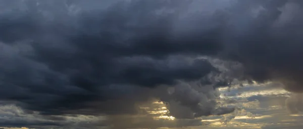 Céu Escuro Tinha Nuvens Reunidas Esquerda Uma Forte Tempestade Antes — Fotografia de Stock