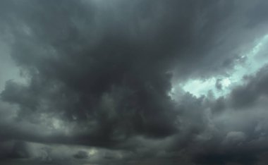 Karanlık gökyüzü solda toplanmıştı ve yağmur yağmadan önce güçlü bir fırtına vardı. Kötü hava gökyüzü..