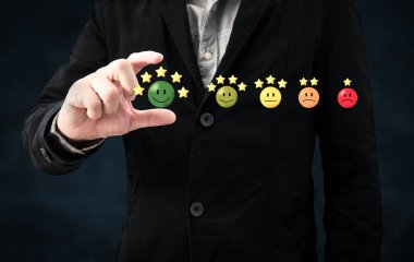 İnsan eli ile gülen yüz ikonu ve ürün ve hizmet konseptini, müşteri hizmetleri deneyimini ve iş memnuniyeti anketini artırmak için beş yıldız sembolünü seçer.