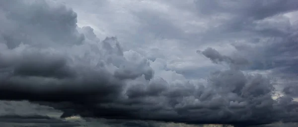 Şiddetli bulutlarla kaplı karanlık gökyüzü ve yağmurdan önce şiddetli bir fırtına. Kötü ya da kasvetli hava..