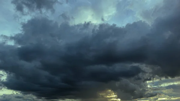 Темном Небе Слева Собрались Облака Перед Дождем Сильный Шторм — стоковое фото