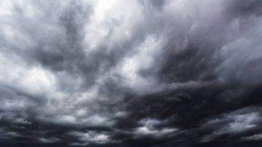 Şiddetli bulutların birleştiği karanlık gökyüzü ve yağmurdan önce şiddetli bir fırtına. Kötü ya da kasvetli hava, gökyüzü ve çevre. karbondioksit emisyonları, sera etkisi, küresel ısınma, iklim değişikliği