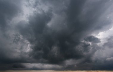 Karanlık gökyüzü solda toplanmıştı ve yağmur yağmadan önce güçlü bir fırtına vardı. Kötü hava gökyüzü..