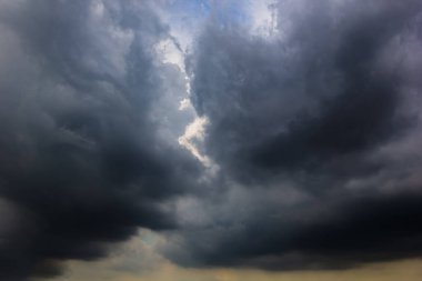 Şiddetli bulutların birleştiği karanlık gökyüzü ve yağmurdan önce şiddetli bir fırtına. Kötü ya da kasvetli hava, gökyüzü ve çevre. karbondioksit emisyonları, sera etkisi, küresel ısınma, iklim değişikliği.