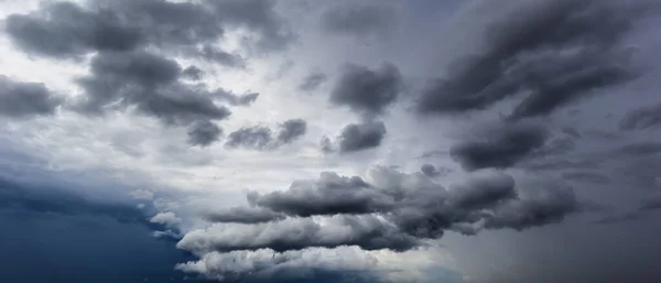 Ciel Sombre Avait Des Nuages Rassemblés Gauche Une Forte Tempête — Photo