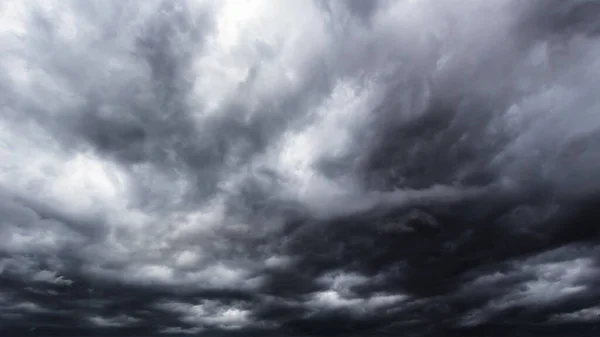 Den Mörka Himlen Med Tunga Moln Som Konvergerar Och Våldsam — Stockfoto