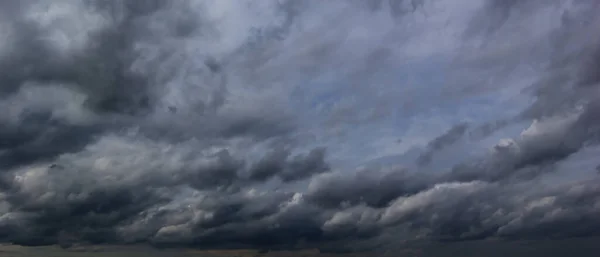 stock image The dark sky had clouds gathered to the left and a strong storm before it rained.Bad weather sky.