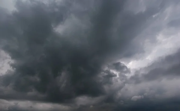 stock image The dark sky had clouds gathered to the left and a strong storm before it rained.Bad weather sky.