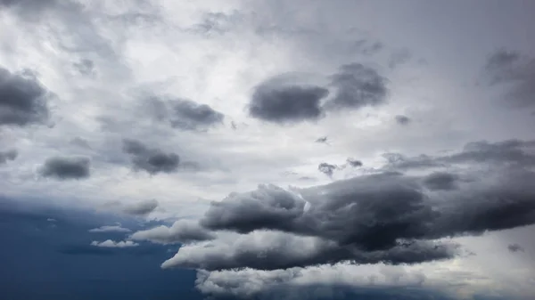 Der Dunkle Himmel Hatte Wolken Zur Linken Und Einen Starken — Stockfoto