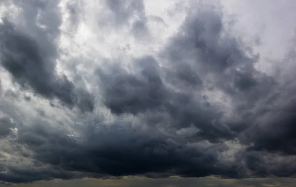 Şiddetli bulutların birleştiği karanlık gökyüzü ve yağmurdan önce şiddetli bir fırtına. Kötü ya da kasvetli hava, gökyüzü ve çevre. karbondioksit emisyonları, sera etkisi, küresel ısınma, iklim değişikliği