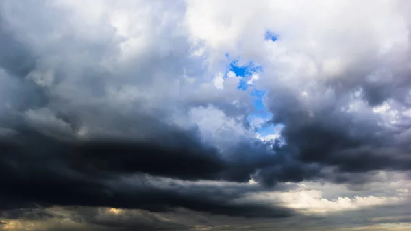 Der Dunkle Himmel Mit Schweren Wolken Zusammenlaufen Und Ein Heftiger — Stockfoto
