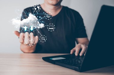 Adam bulut hesaplama diyagramını elde tutuyor. Veri depolama. Kablosuz depolama konseptinde dijital teknoloji servis işi. İş dünyasında depolama teknolojisi desteği uygulanıyor.