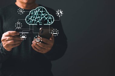 Adam ekranda akıllı telefon ve bulut hesaplama diyagramı kullanıyor. Veri depolama. İş dünyasında çevrimiçi dijital ağ teknolojisinin kullanımı, çevrimiçi dijital pazarda ticaret ve satış.