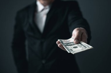 100 dolar nakit para, yatırım finans konsepti, iş hayatında başarı..