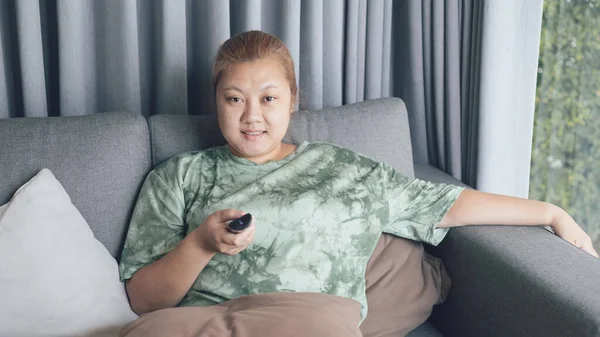Mujer Asiática Sonrisa Feliz Sentarse Sofá Celebración Control Remoto Viendo —  Fotos de Stock