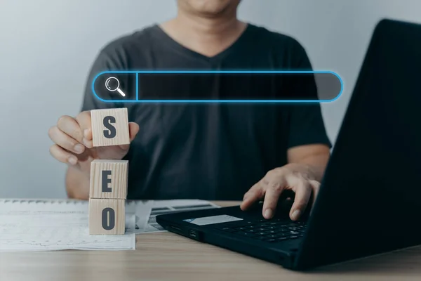 Boş arama çubuğu ile İnternet Veri Bilgileri taranıyor. Akıllı telefonla çalışan iş adamının eli. Arama Motoru Optimizasyonu SEO Ağ Kavramı.