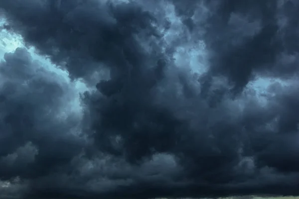 Temná Obloha Hustými Mraky Sbíhá Před Deštěm Zuří Bouřka Špatná — Stock fotografie