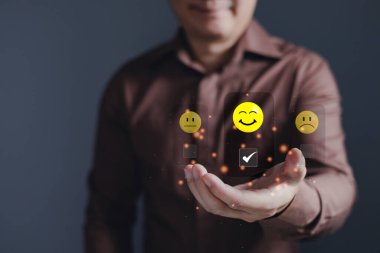 Müşteri ya da müşterinin gülümsemesini kopyalayarak beş yıldıza ulaştırması. Hizmet derecesi, beş yıldızlı bir değerlendirme..