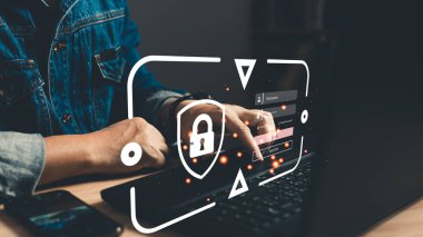 Sanal ekran arayüzleri olan akıllı telefon ve dizüstü bilgisayarda kişisel verileri koruyan iş adamı. Verileri korumak için siber güvenlik ve gizlilik kavramları. Simge ve internet ağ güvenlik teknolojisini kilitle.