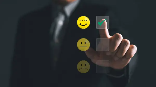 幸せな笑顔のアイコンに仮想画面に触れるビジネスマンがサービスに満足を与えるために非常に印象的な評価 顧客サービスと満足度の概念 — ストック写真