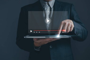 İş adamı, yayın, dijital teknoloji, çevrimiçi medya ve sanal video reklamcılığı ve pazarlama kavramında tablet ekranı kullanıyor ve ona dokunuyor. canlı yayın dijital pazarlama