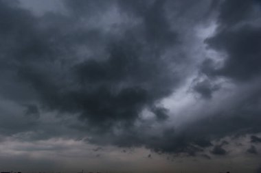 Şiddetli bulutların birleştiği karanlık gökyüzü ve yağmurdan önce şiddetli bir fırtına. Kötü ya da kasvetli hava, gökyüzü ve çevre. karbondioksit emisyonları, sera etkisi, küresel ısınma, iklim değişikliği.
